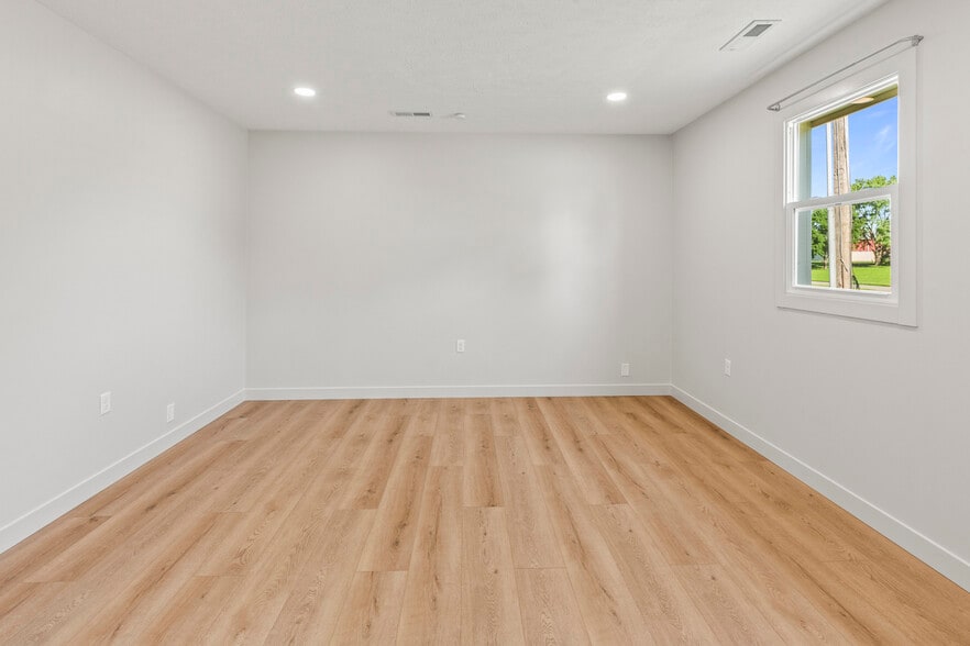 Living Area - 425 W Lincoln St