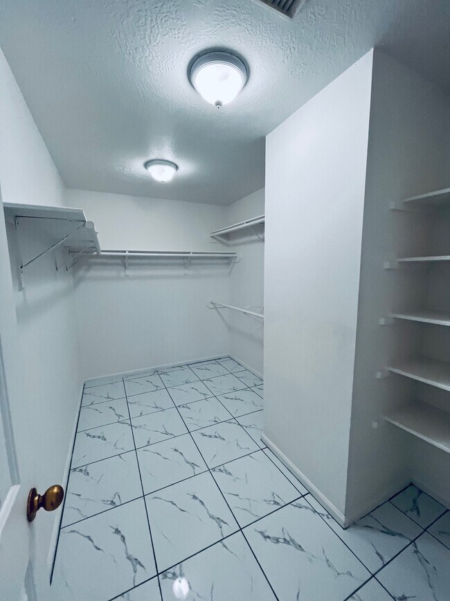 Building Photo - 2206 Laurel Oak Dr