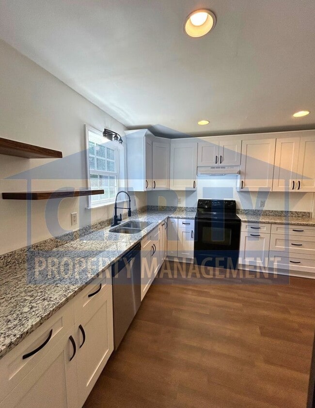 Building Photo - Beautiful three bedroom home in North Clev...
