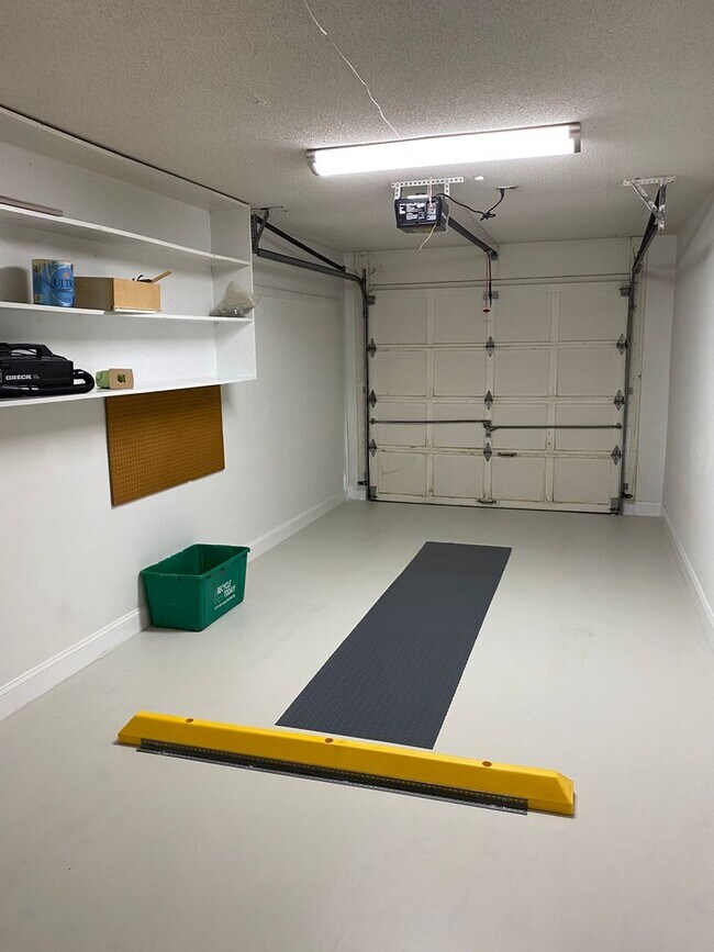 Building Photo - Very well kept condo in Lytchfield off Allistair Rd