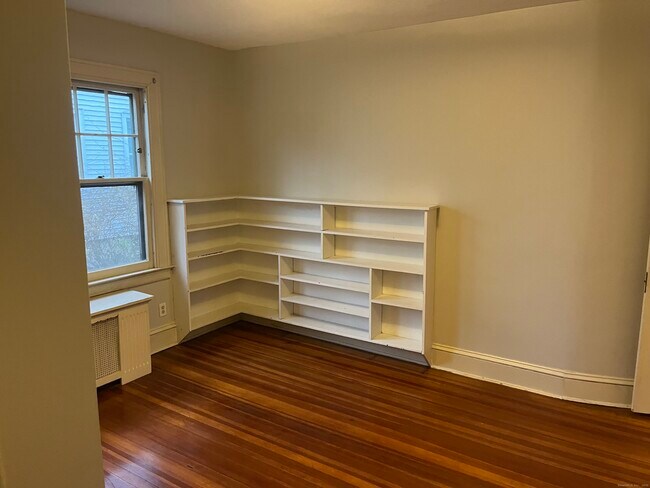 Building Photo - 52 Quaker Ln S