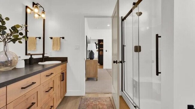 Building Photo - Beautiful Custom Home!