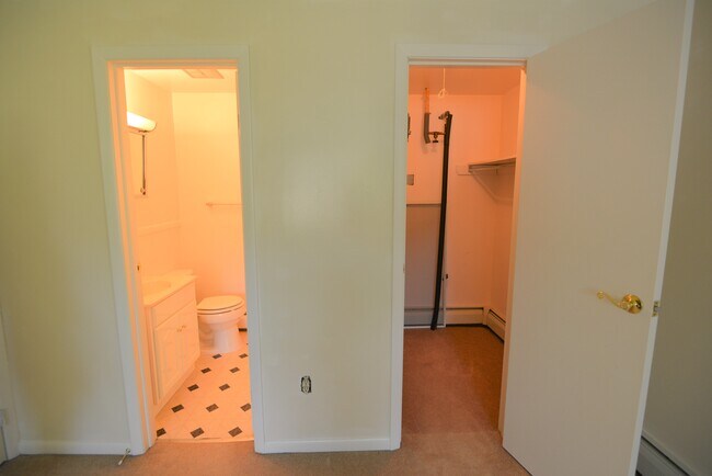 Master Bedroom Ensuite with 1/2 bath, walk-in closet - 426 Winthrop Dr