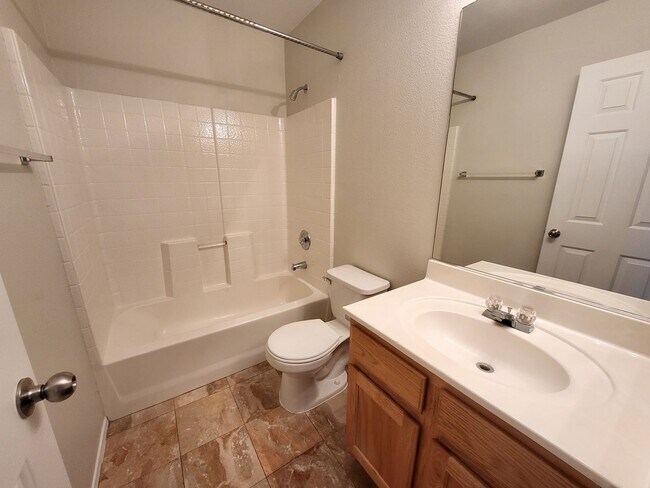 Building Photo - 4 Bedroom House, Private Pool,  Large Pets Welcome