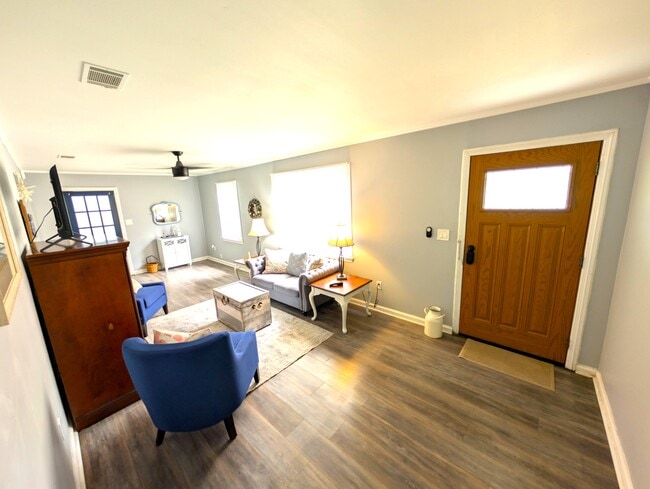 Bright and cozy living room - 4107 Crane St