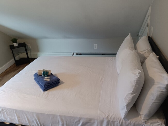 Building Photo - 20 Hawkins St