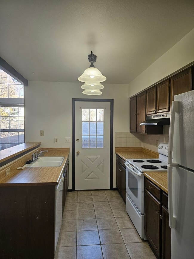 Building Photo - End Unit Condo with Private Patio