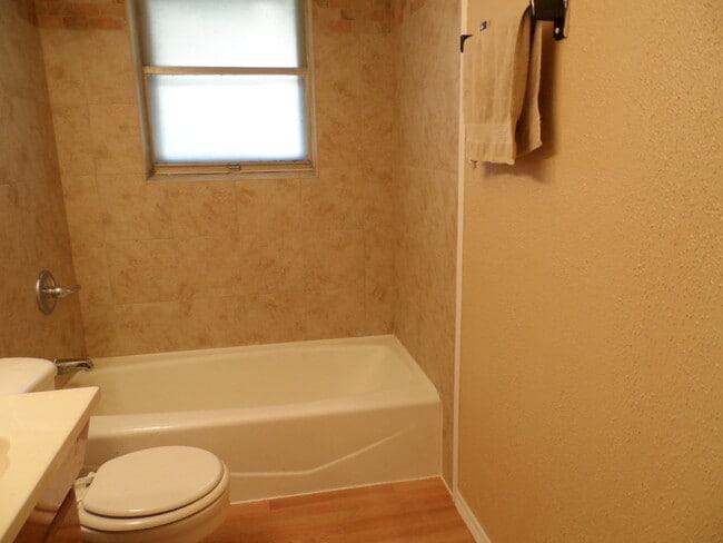 Building Photo - Cute Home Close to Restaurants and Shopping