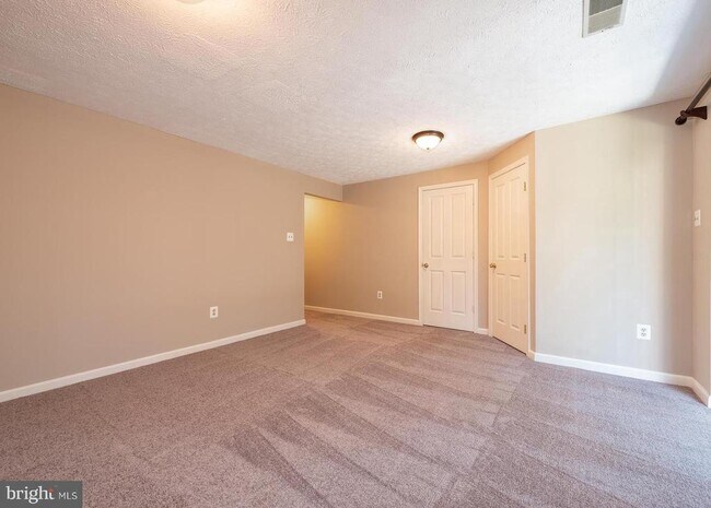 Building Photo - 645 Realm Ct W