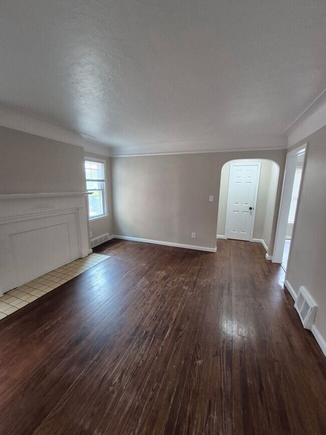 Building Photo - Updated 3-Bedroom Home – We Welcome Sectio...