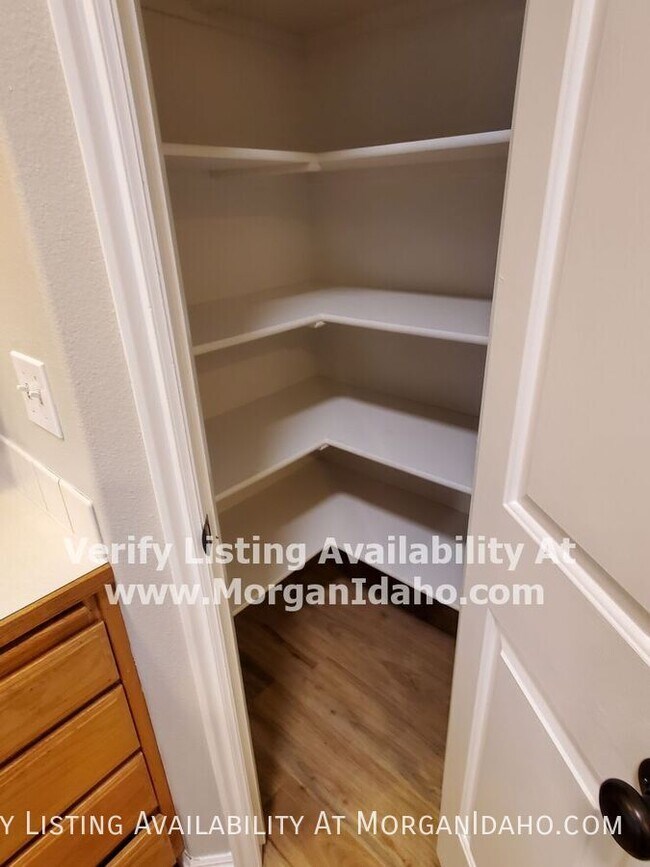 Building Photo - 521 S Valley Dr