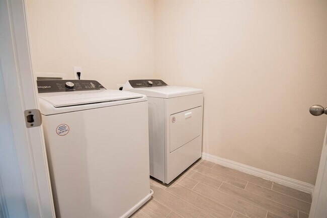 Building Photo - 425 Legacy Lp