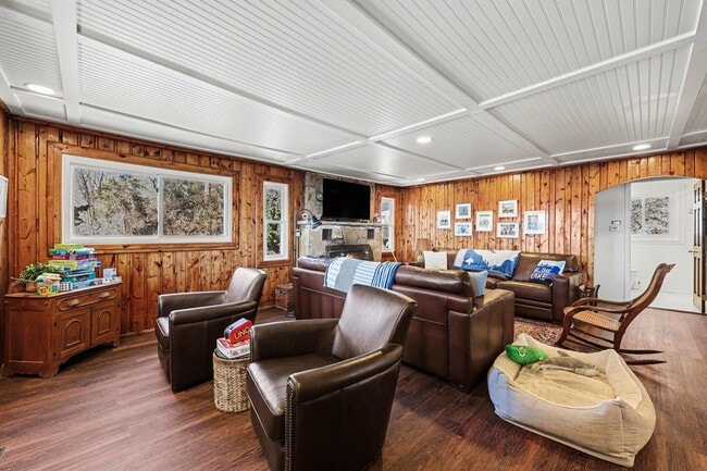 Building Photo - 5884 Rays Dr