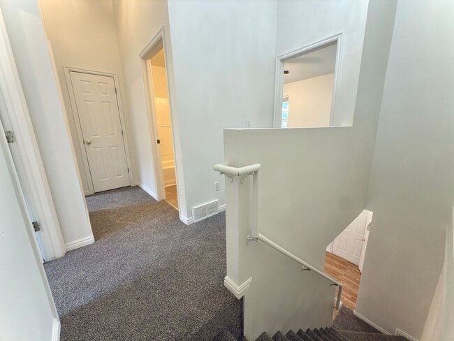 Building Photo - 4 Bedroom Clearfield Town Home Available i...