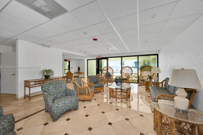 Building Photo - 1600 S Bayshore Ln