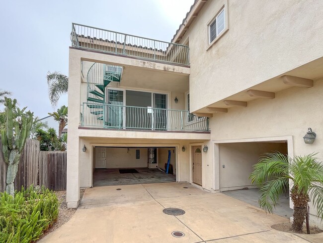 Building Photo - 3 Primary Suite Home 1 Block From the Beach
