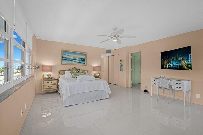 Building Photo - 4280 Galt Ocean Dr