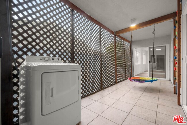 Building Photo - 423 Rexford Dr