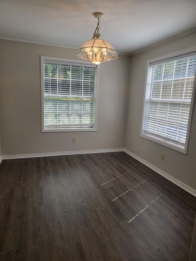 Building Photo - 4 Bedroom 2 bathroom