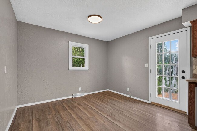 Building Photo - Newly Remodeled | 4 Bedroom | 1 Bathroom | Springfield MO!