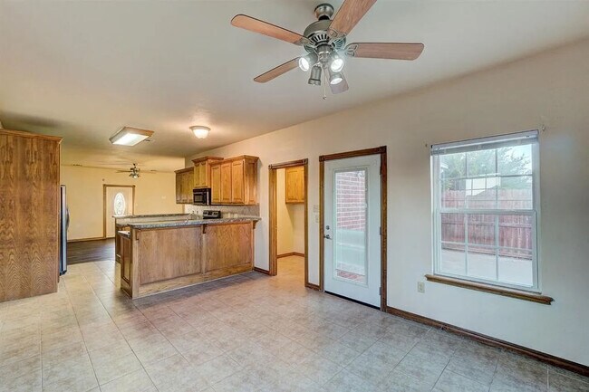 Building Photo - 608 Shady Oak