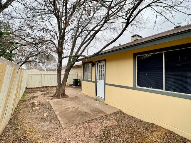 Building Photo - 2/1 Duplex in North Austin