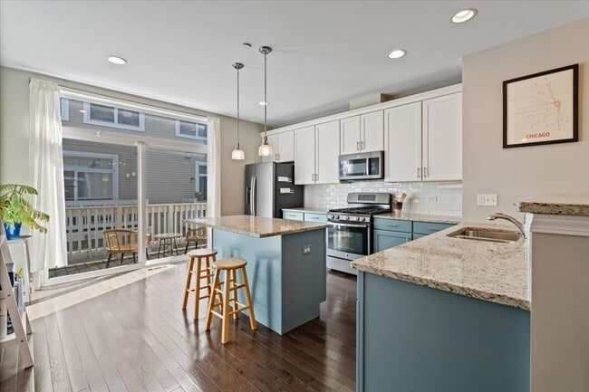 Building Photo - 4647 S Lake Park Ave