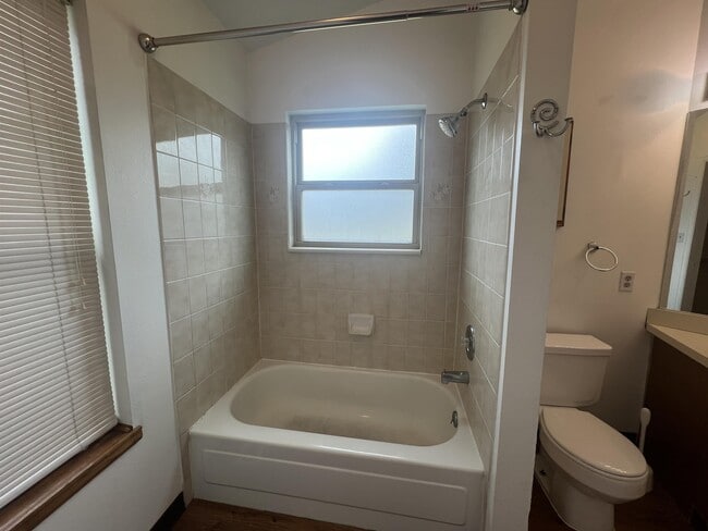 Building Photo - 870 London Green Way