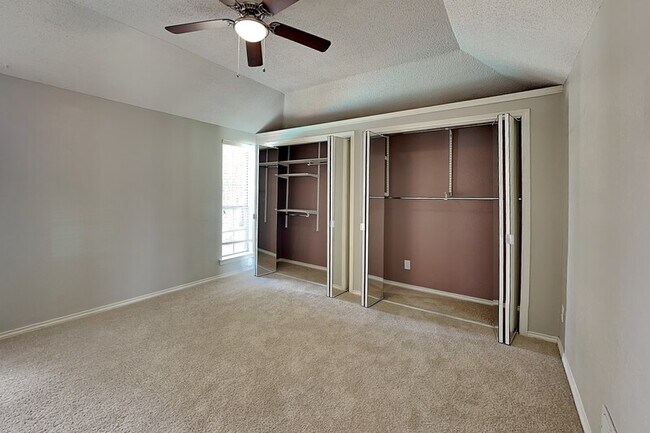 Building Photo - 1605 Brighton Dr