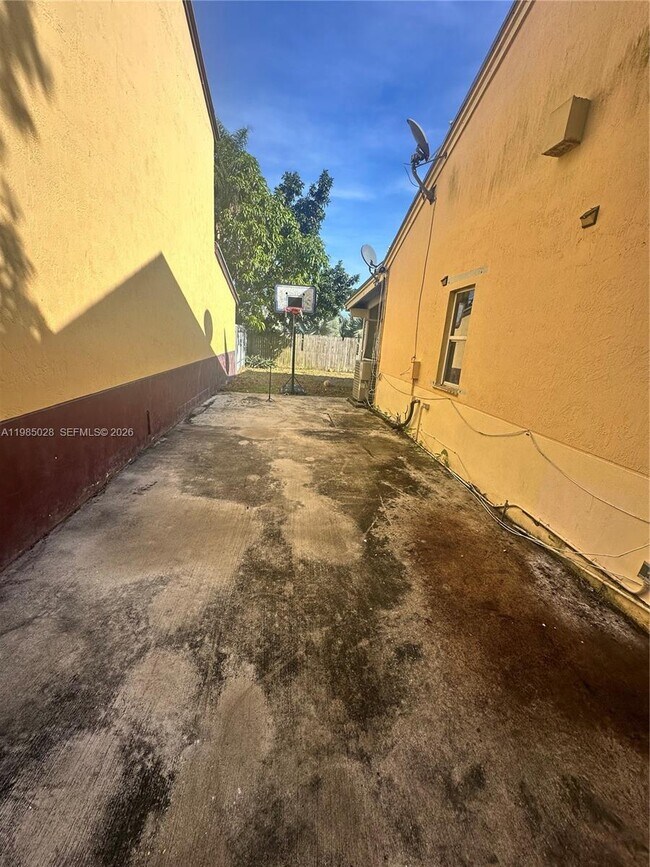 Building Photo - 27347 SW 117th Pl