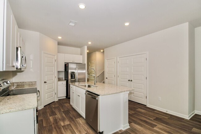 Building Photo - $500 Off 1st Month's Rent - 4 Bdrm/3 Bath, Brand New Townhome in Ocean Isle