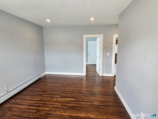 Building Photo - 301 Roosevelt Dr