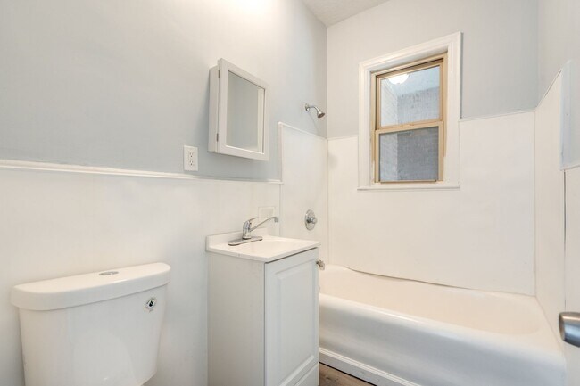 Building Photo - 2-Bedrooms
