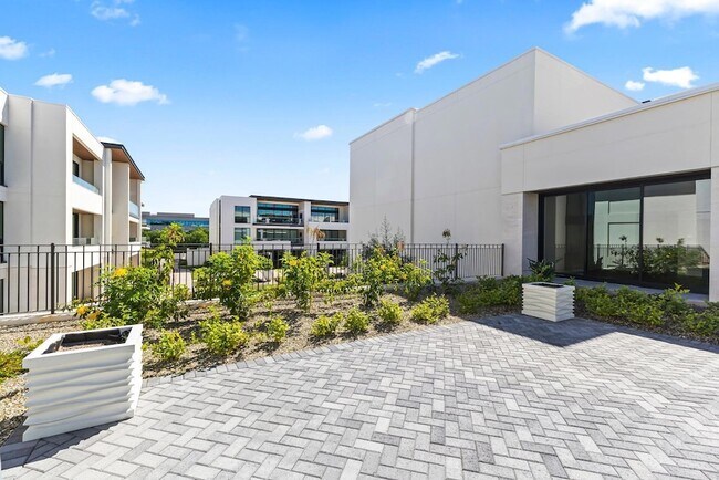 Building Photo - 6587 N Palmeraie Blvd