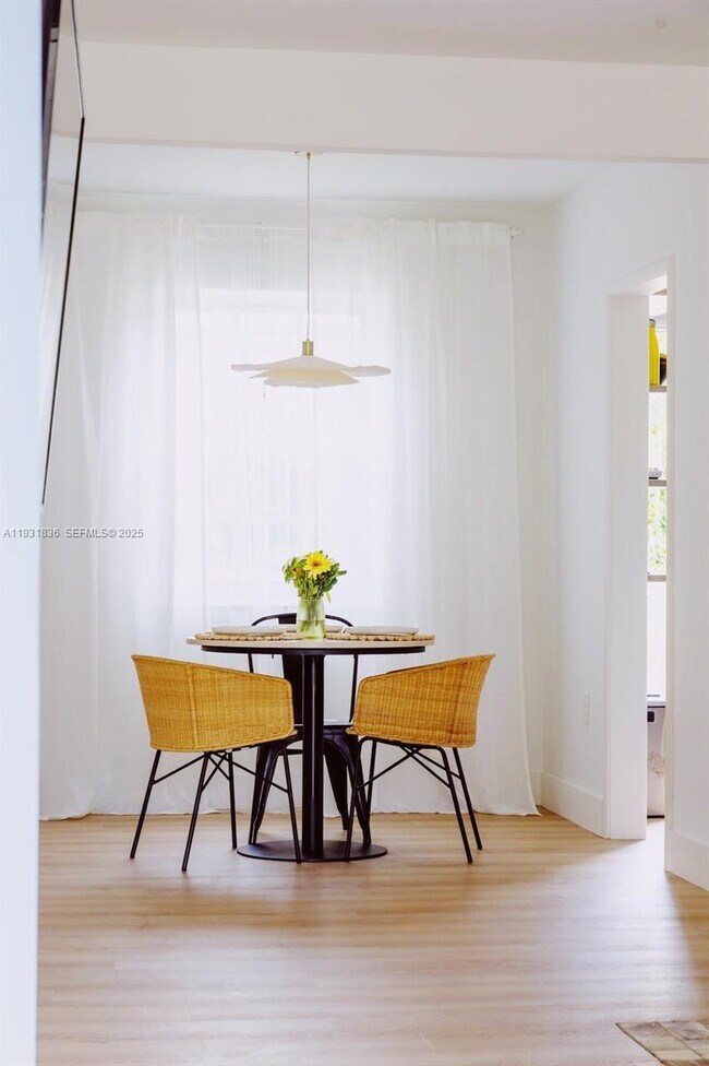 Building Photo - 1075 NE 120th St