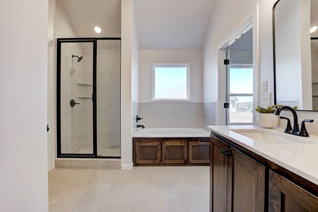 Building Photo - Newer home Available Noble OK