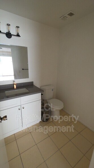 Building Photo - 1452 E 5th St