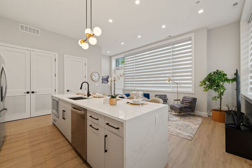 Building Photo - 801 S Western Ave