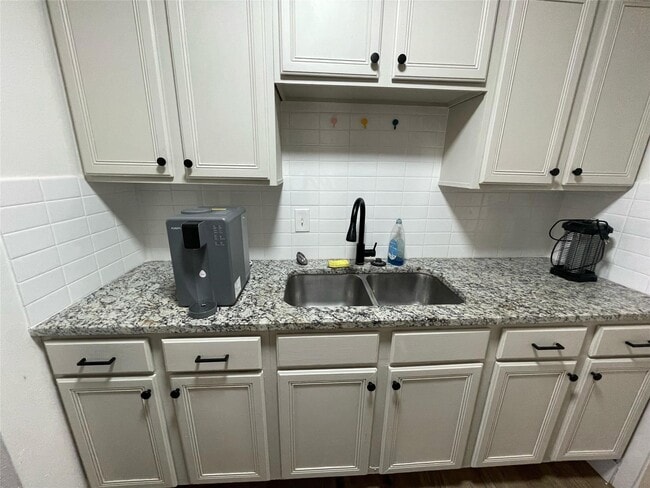 Building Photo - 411 Guyer St