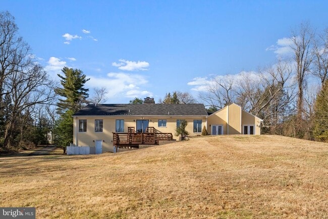 Building Photo - 901 Walker Rd