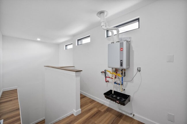 Building Photo - Spacious Townhouse in Dallas