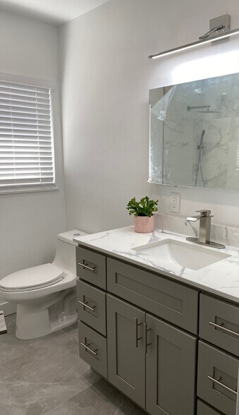 Master Bath - 1707 Barry Ave