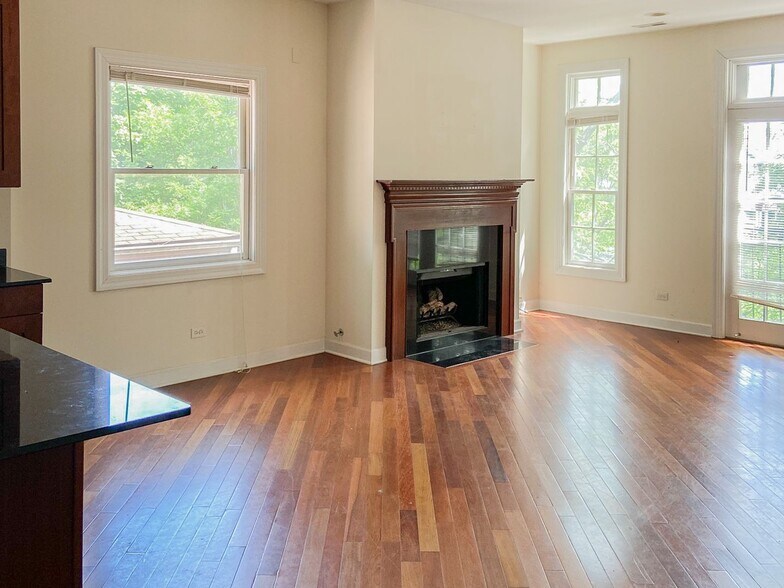 Primary Photo - 3114 N Racine Ave
