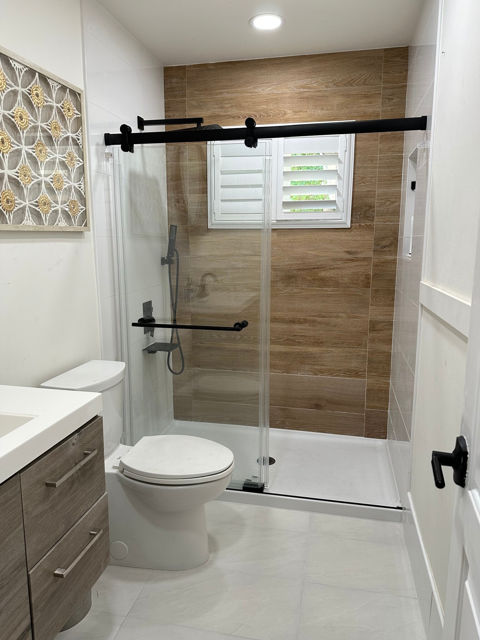 Shared bathroom - 4746 Crestview Dr