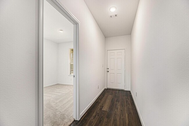 Building Photo - Like New 4 bedroom, 2 1/2 bath, 1 story in...