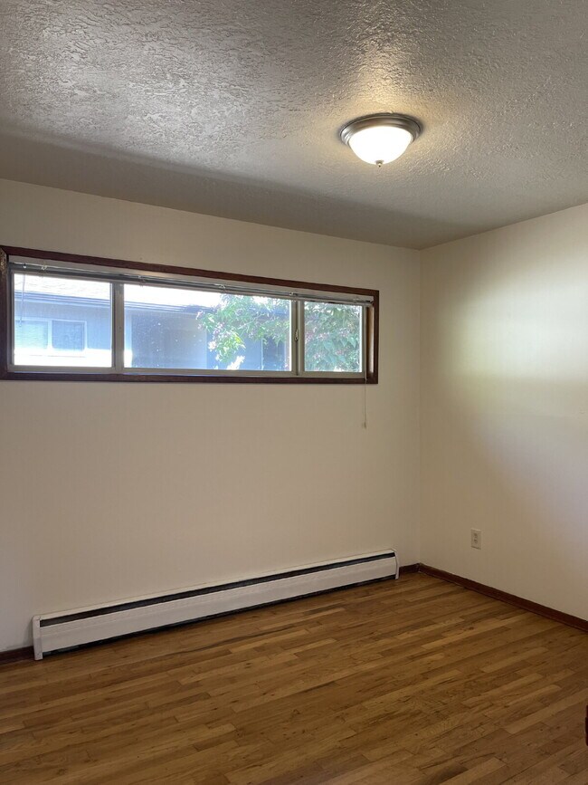 Building Photo - 2 Bedroom / 1 Bathroom Ground-Floor Apartment on SE Gladstone