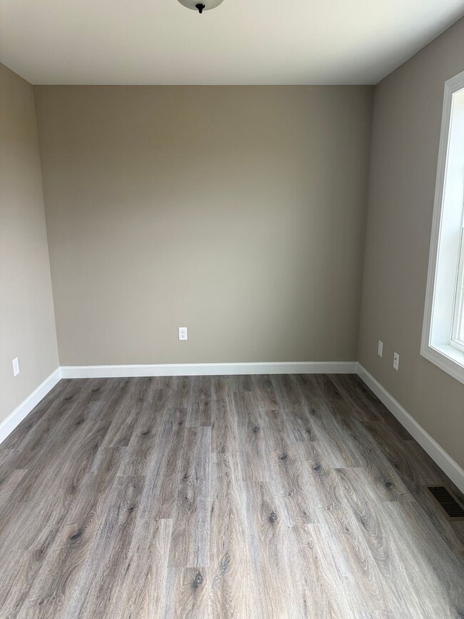 Building Photo - 243 Woodridge Dr