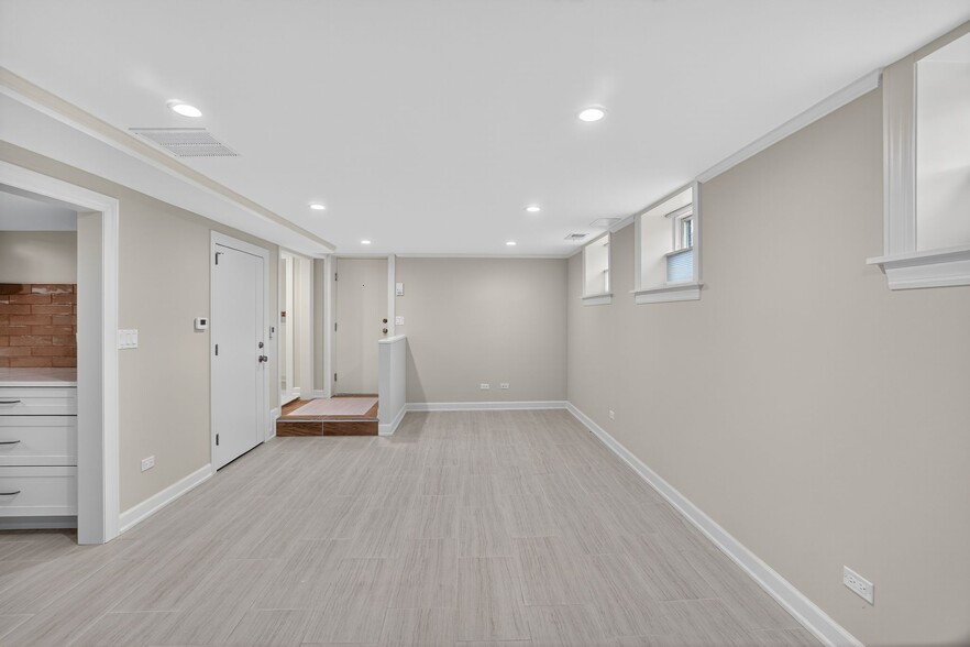 Living & Dining Area View 1 - 2703 W Ardmore Ave