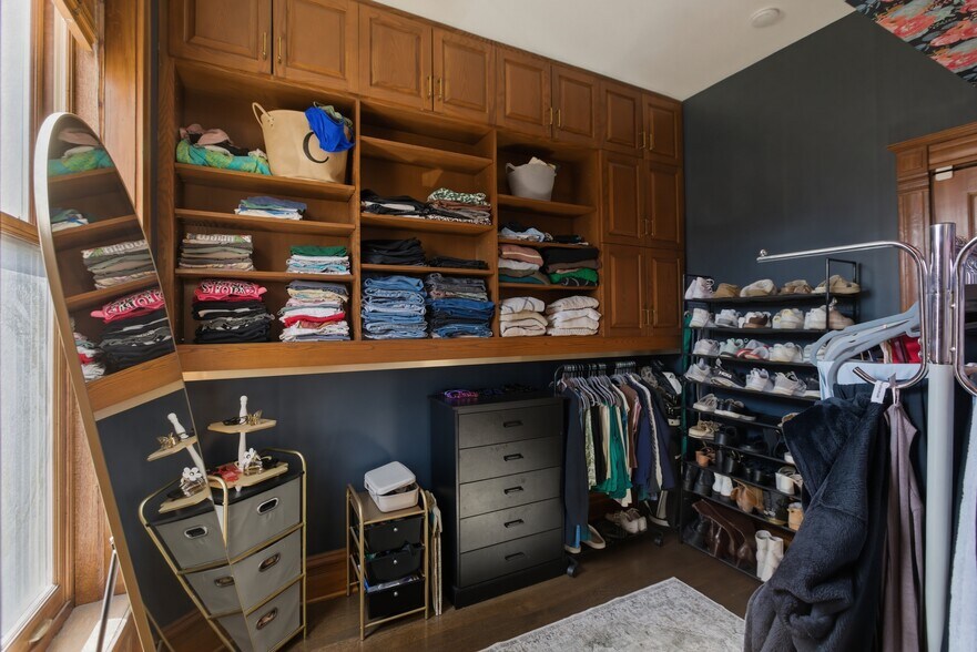 Building Photo - 850 W Oakdale Ave