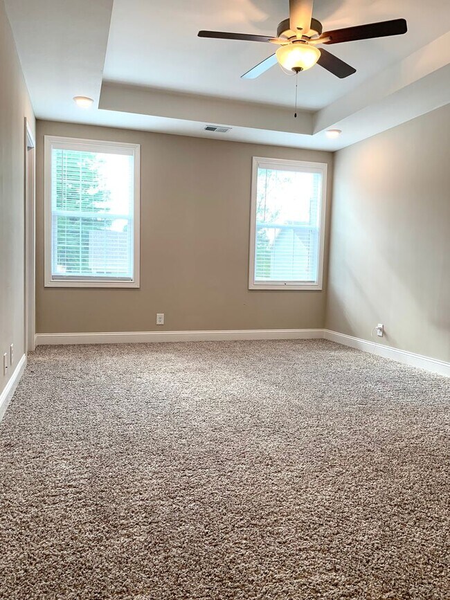 Building Photo - 886 Lutz Ln